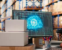 Colaborador AIQIA analisando dados logísticos